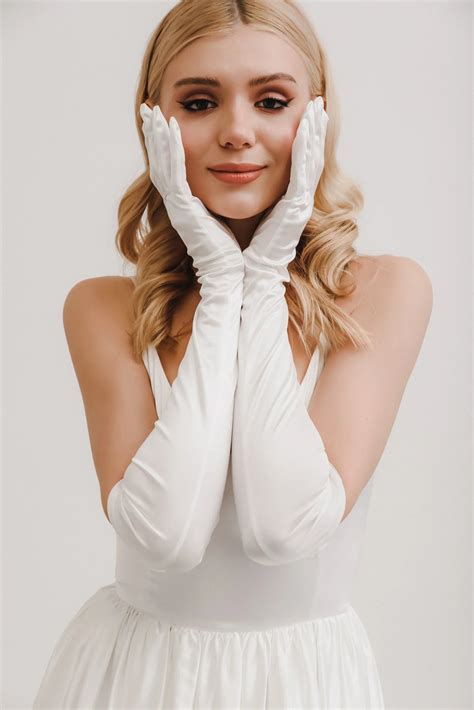 Rae Satin Gloves – The Dress Bride