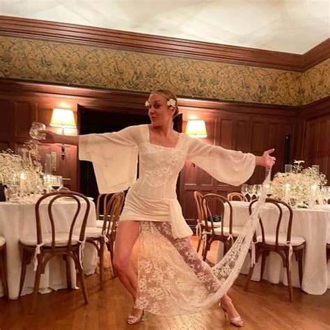 Chloë Sevigny adere a tendência do vestido de noiva transparente ao se
