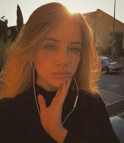 Aesthetic Instagram Poses For Girls / Pretty girls love trap music.