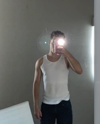 Jordan Elsass Shirtless, Girlfriend, Denim Style | Famewatcher