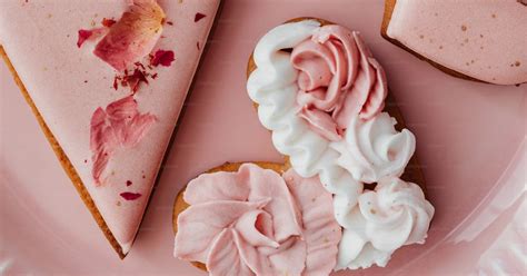 A pink plate topped with heart shaped cookies photo – Valentines day Image on Unsplash