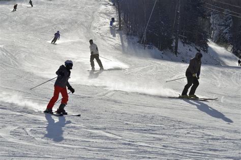 Катание на лыжах, лыжник, Freeride на выхоленных наклонах Стоковое ...
