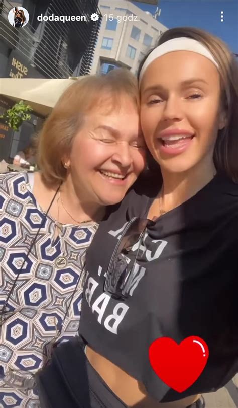 Doda pozuje z rodzicami. Fani: "Mama wygląda, jakby była Twoją siostrą"