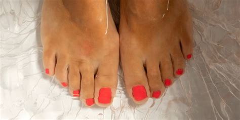 how long to put feet in hot water for migraine