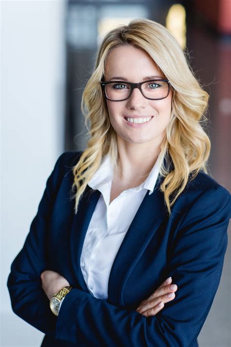 Business Portrait Caro | Business portraits woman, Professional