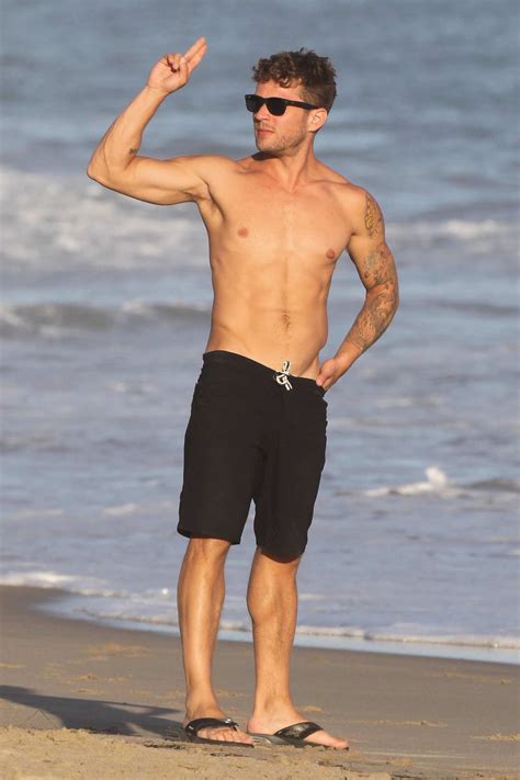 Ryan Phillippe Shows Off His Physique Body in Malibu – Celeb Donut