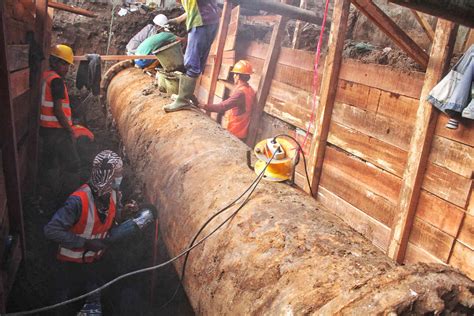 perbaikan pipa aliran air pdam tirtawening  pecah