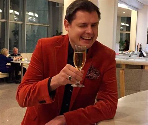 Создать мем "понасенков мемы, понасенков с бокалом, маэстро понасенков ...