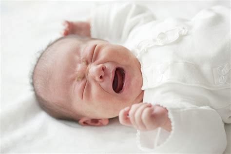O que fazer quando o bebê se assusta muito dormindo?
