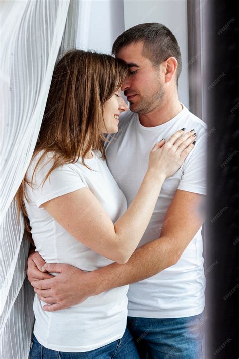 Retrato, de, pareja joven, se abrazar | Foto Gratis
