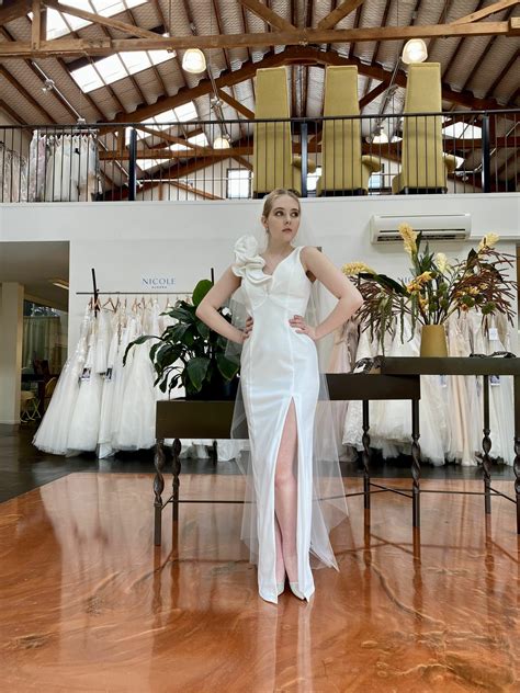 23615 - Gorgeous Wedding Gown with Sculptured Shoulder and Split Leg