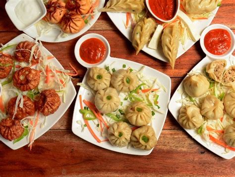 how to pronounce momos