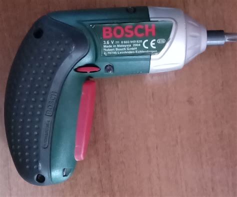 Шуруповёрт bosch без зарядки рабочая 250 лей.