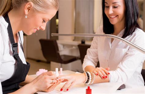 how much does it cost to get a manicure