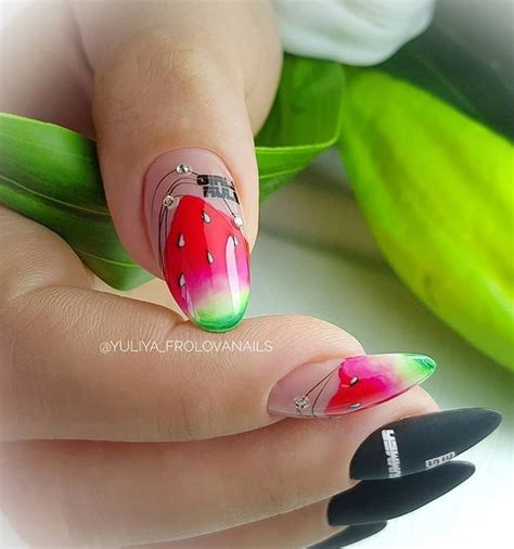 Маникюр с клубникой: 30+ нескучных и сладких идей