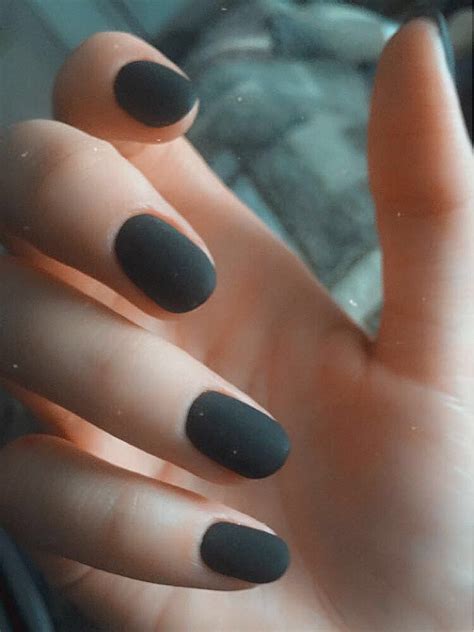 Чёрные матовые и короткие ногти