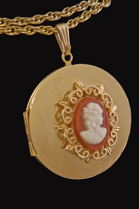 vintage amway cameo locket - Gem