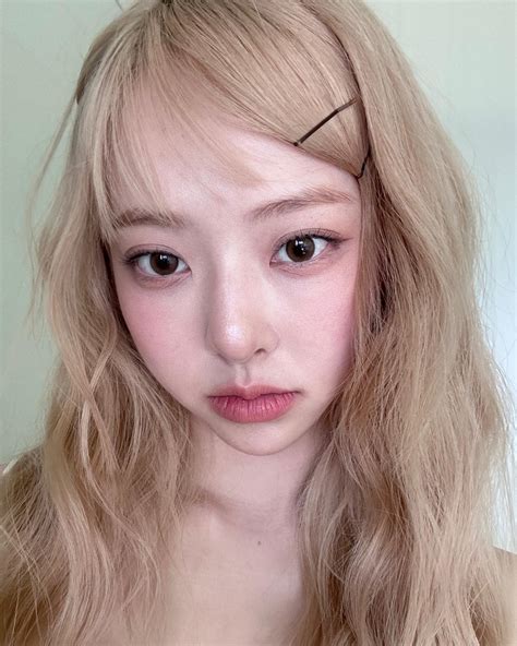 240418 vivikhvv - Vivi update : r/LOONA