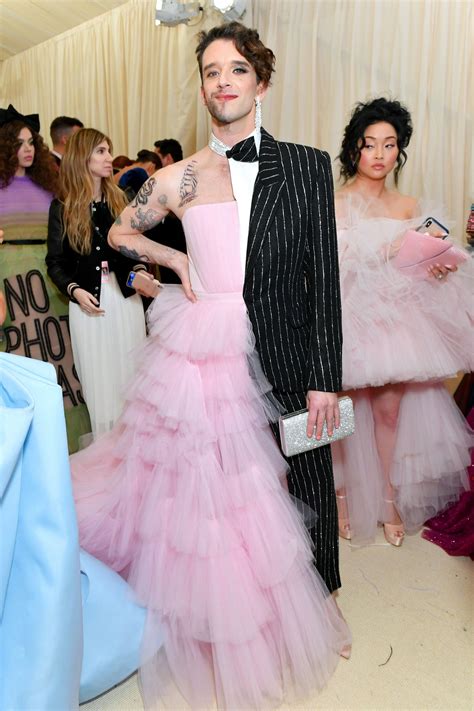 МАЙКЛ УРИ | Met gala dresses, Met gala outfits, Crazy dresses