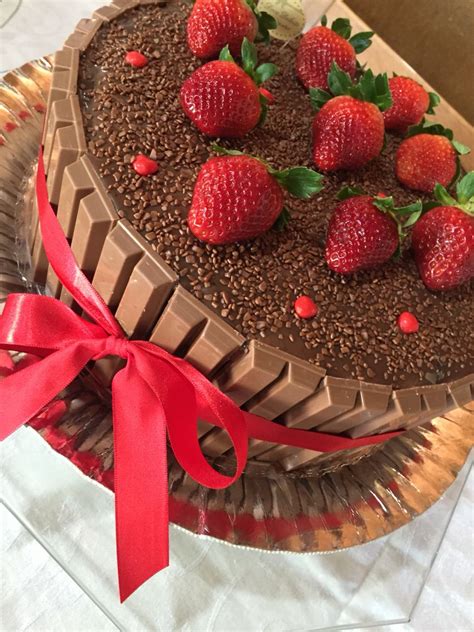 Bolo De Chocolate Com Morango E Kit Kat - Bolo Kit Kat com morangos