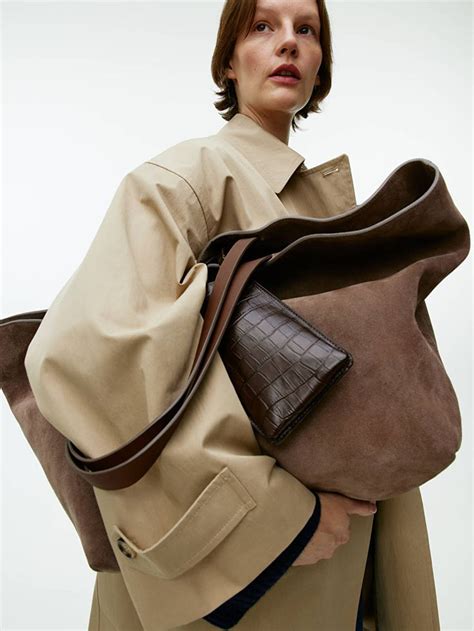Suede Tote Bag - Dark Mole - ARKET ES en 2024 | Studio