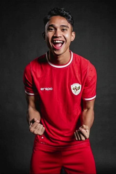 marcelino ferdinand bola latihan penyimpanan foto gambar sepak bola