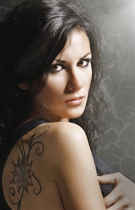 Mujer con tatoo imagen de archivo. Imagen de peinado - 23541155