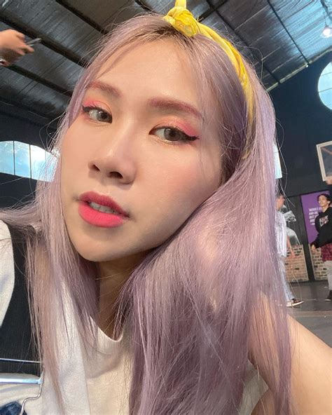 siapa natya shina wanita asal indonesia  diserbu blink usai kritik