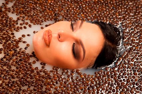 Как кофе влияет на красоту и эффективна ли косметика с кофеином?
