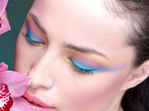 Best 10 Colorful Face Makeup Looks To Try