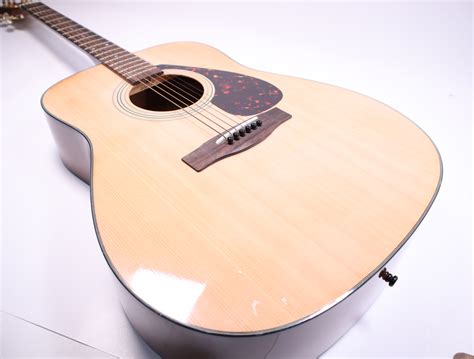 Yamaha F335 Right-Handed Acoustic Guitar Natural Finish Spruce Top
