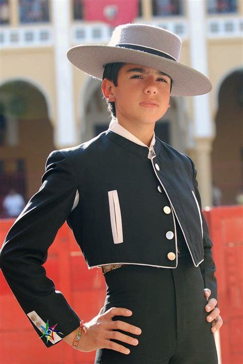 pin  sean huang  flowers   traditional spanish clothing