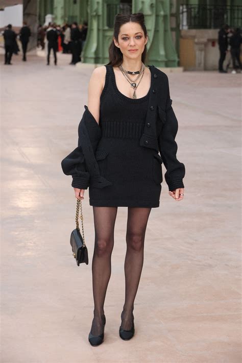 À 49 ans, Marion Cotillard ose un look grunge chez Chanel