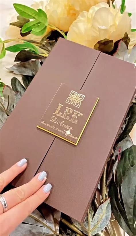 Ассорти шоколадных конфет с разными начинками в красной коробке Lee ...