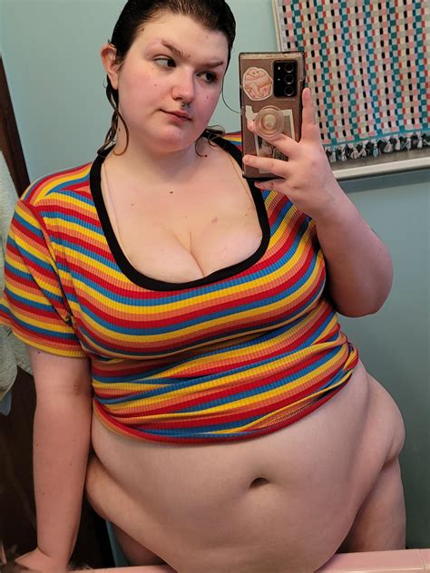 cute tummy hanging out of shirt after shower :3 : r/BigBellies