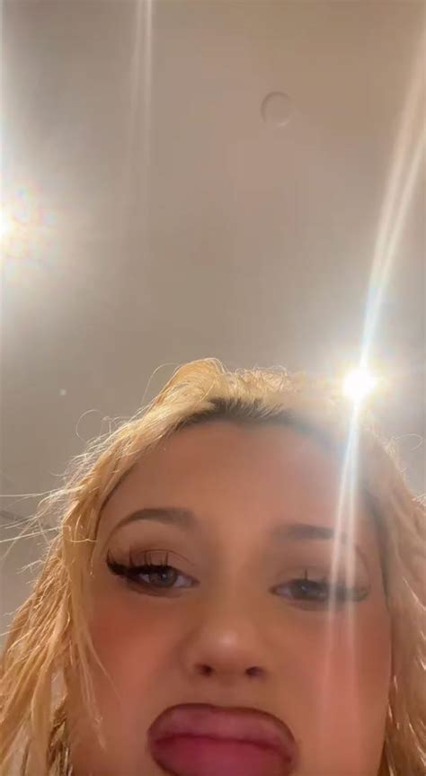 Travis Barker's 17-year-old daughter Alabama flips off paparazzi in NYC