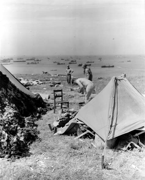 Bob's Naked Guys: Hommes et tentes US sur la falaise au dessus de Omaha