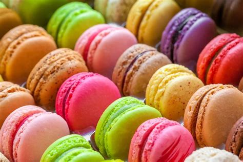 Colorati, morbidi e sfiziosi: ecco la ricetta dei macarons fatti in ...