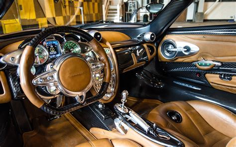Interior of a Pagani Huayra : pics