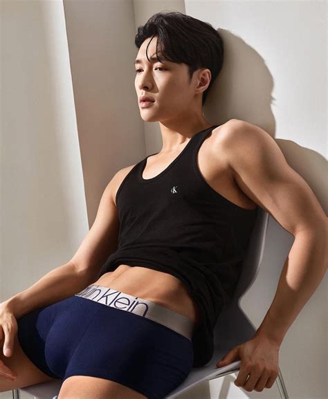 Jungkook diện Calvin Klein hot quá chừng, nhưng so với các sao khác thì