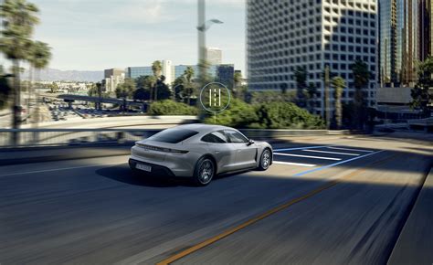 Active Lane Keeping | Porsche Connect Store Iceland