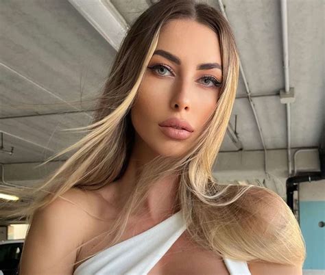 How Tall Is Eva Menta? Bio, Age, Height, Family, Career, Net Worth ...