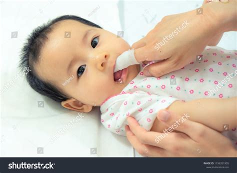 how to clean baby mouth