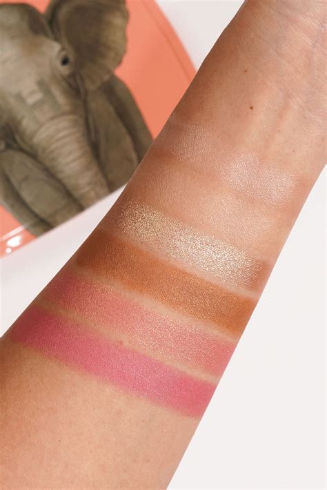 Hourglass Ambient Lighting Edit Unlocked Holiday 2022 - The Beauty Look ...