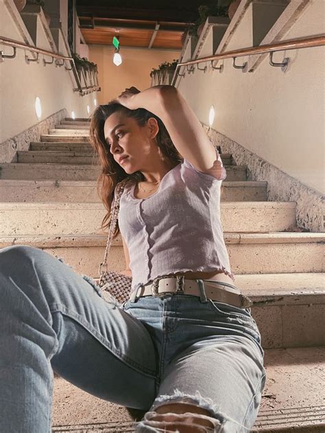 Pose inspo ideas | Female portrait poses, Portrait poses, Poses