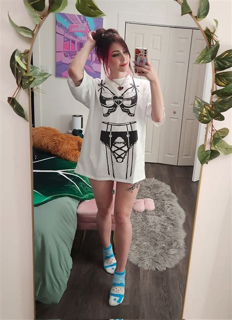 Luxlo on Twitter: "Big tee lil me (⁠ ⁠ꈍ⁠ᴗ⁠ꈍ⁠) https://t.co/2NP8bf3XsL