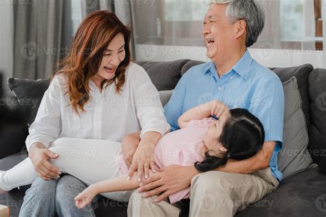 abuelos asiáticos hablando con su nieta en casa. Los chinos mayores, la