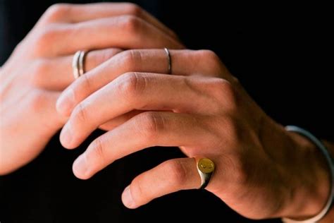 Что значит кольцо на мизинце у мужчины и женщины