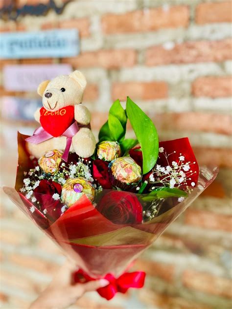 Buque De Flores Com Ursinho - Buquê com 3 rosas, 3 Ferrero Rocher, Ursinho de pelúcia - Flores do Sertão