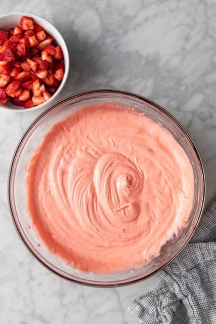 The Strawberry Squirt Cake That Will Make You a Baking Star (Easy!) - 2fq40sg